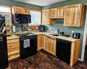 Private Cabin- Breakfast - Double Tub - 75in TV - SUP - Washer Dryer - BBQ
