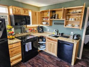 Private Cabin- Breakfast - Double Tub - 75in TV - SUP - Washer Dryer - BBQ