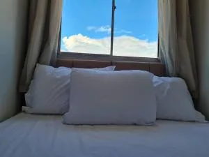 Kitnet 306 centro, com linda vista janela, tv smart - Bocaiúva