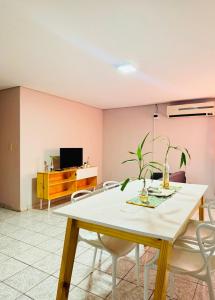 Depto dos habitaciones sobre avenida principal en Cataratas del Iguazú, con wifi