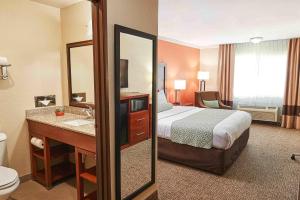 King Room - Non-Smoking room in Comfort Inn Near Old Town Pasadena in Eagle Rock CA