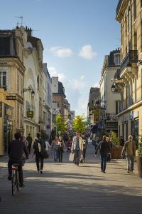 Pièce principale dans T2 tout équipé, 1ier étage, entrée-sortie libre