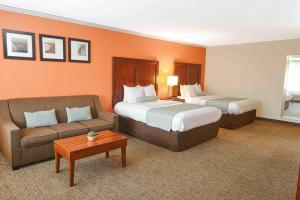 Queen Room with Two Queen Beds - Handicap Accessible/Non Smoking room in Comfort Inn Near Old Town Pasadena in Eagle Rock CA