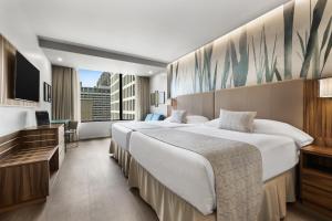 Deluxe Family Two Queen Beds room in Riu Plaza Chicago