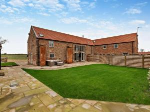 4 Bed in Howden 93496