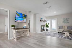 Serenity by the Sea! Cozy pool home with putting green & fire pit!