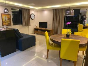 Apto com ampla sacada funcional bem situado