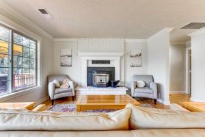 8 Mi to Jacksonville Oregon Getaway with Deck!