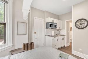 Trolley Teacup Charming Cozy Studio apts