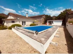 4 bed home with private pool - Charroux