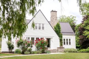 Waterfront Niagara-On-The-Lake Farmhouse on a Vineyard