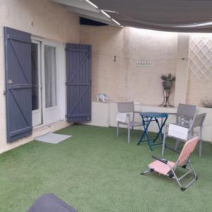 B&B / Chambres d'hotes L'olivier TESSA Hotesse suite 30m2 terrasse 20m2 : photos des chambres