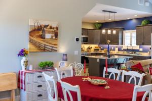 Deep Creek Retreat Hot Tub 85 inchTVone level