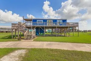 Walk to Sand Surfside Beach Getaway with Deck - Clute