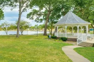 Walkable Barberton Apartment 9 Mi to Akron! - Barberton