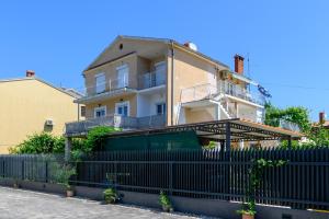 Apartments with a parking space Rovinj - 23506 