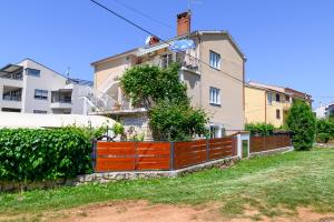 Apartments with a parking space Rovinj - 23506 