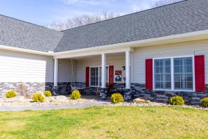 Deep Creek Retreat Hot Tub 85 inchTVone level