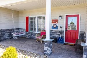 Deep Creek Retreat Hot Tub 85 inchTVone level