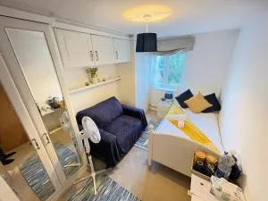 Solus Stay by Windsor, Heathrow, and Pinewood Studio - Comfy Bedroom with Ensuite Bathroom, WiFi, Parking - Burnham