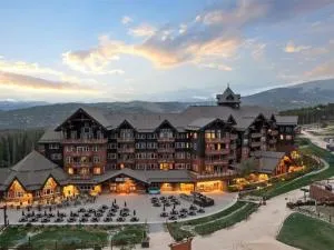 Expansive 4 Bedroom Ski In, Ski Out One Ski Hill Residence Located At The Base Of Peak 8 With Beautiful Views - Брекенридж