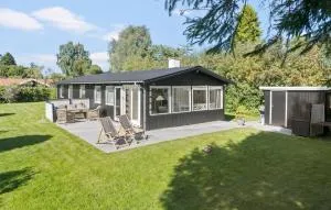 Beautiful Home In Dronningmølle - Hulerød