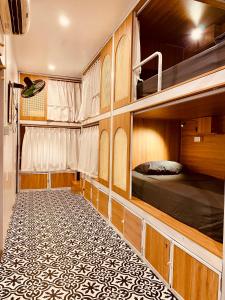 Giường Trong Phòng Nghỉ Tập Thể 8 Giường Cho Cả Nam Và Nữ (Bed in 8-Bed Mixed Dormitory Room)