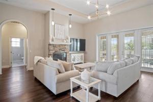 Luxury Heated Pool Home, Hot tub, King bed suite