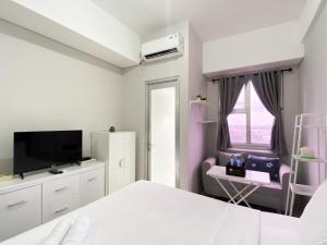 Homey and Warm Studio Transpark Juanda Bekasi Timur Apartment By Travelio
