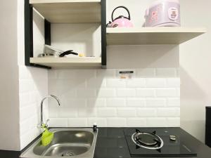 Homey and Warm Studio Transpark Juanda Bekasi Timur Apartment By Travelio