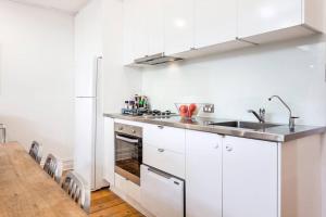 Albert Park Victorian House with Style and Art Gallery