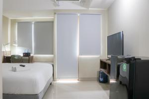 Modern Look and Homey Studio Apartment Gateway Park LRT City Jatibening By Travelio
