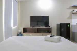 Modern Look and Homey Studio Apartment Gateway Park LRT City Jatibening By Travelio