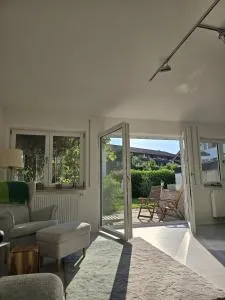 Charmantes Haus mit eigenem Garten - Stock