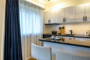 Wunderstay Alpine 303 New Studio with Lake & Mountain View