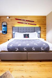 Wunderstay Alpine 203 Chic Studio with Balcony, Mountain and Lake view