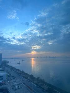 Maritime Seaview Comfy Suite Penang with TVbox,Pool,Freewifi,2-8pax