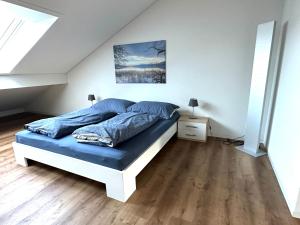 Neue Einzimmer Dachwohnung