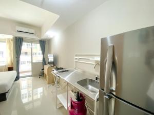 Great Choice Studio Apartment Gateway Park LRT City Jatibening By Travelio