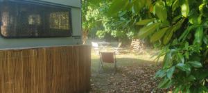 Campings Caravane annees 80 dans la verdure au Domaine des Oiseaux : photos des chambres