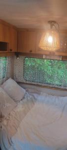 Campings Caravane annees 80 dans la verdure au Domaine des Oiseaux : photos des chambres