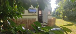 Campings Caravane annees 80 dans la verdure au Domaine des Oiseaux : photos des chambres