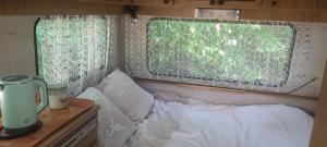 Campings Caravane annees 80 dans la verdure au Domaine des Oiseaux : photos des chambres