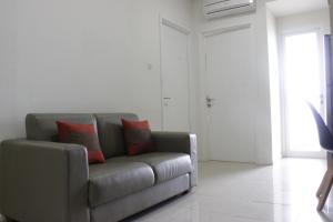 Homey 2BR Apartment at Parahyangan Residence near Parahyangan University By Travelio