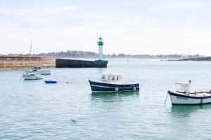 Maisons de vacances Villa Azenor Bretagne Piscine Interieure Partagee toute l'annee 100m plage : photos des chambres