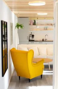 Brand new colorful apartment with free private parking close to center - Skálavík