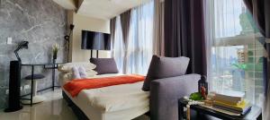 37h Spacious Family Suite with Laundry Room across Uptown Mall & Mitsukoshi Mall PAID Parking