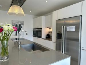 Observatory Retreat Luxury Jericho Townhouse with Parking