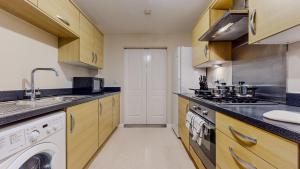 Spacious 4 Bedroom, 3 Bath House by Jesswood Properties Contractors, Business and Leisure with Free Parking and WIFI