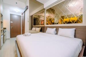 Warm and Minimalist Studio Room Transpark Cibubur Apartment By Travelio